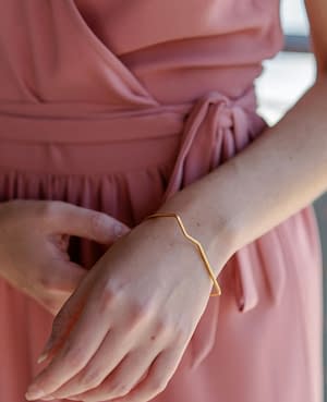 bracelet line plaqué or porté