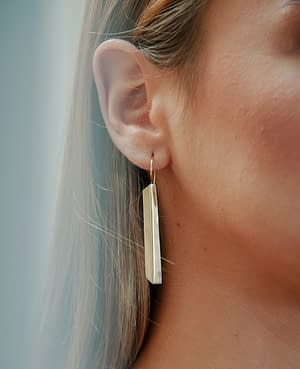 long scala earrings in golden brass