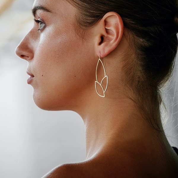 geo curve D earrings
